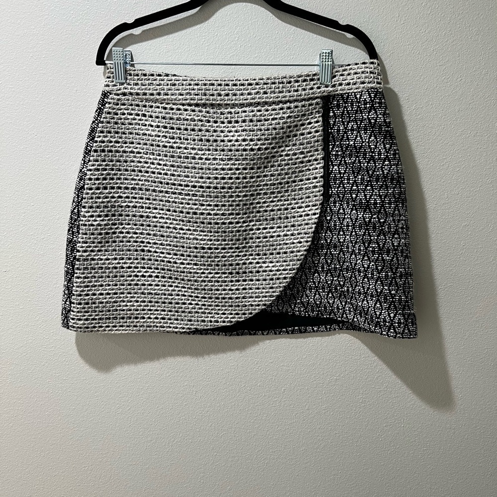 Alice + Olivia Lennon Printed Side
Zip Mini Skirt Size 12, EUC, mini skirt